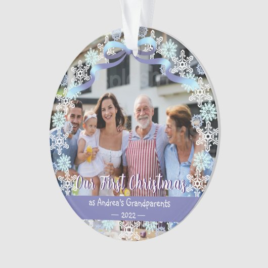 最初のクリスマス新生児祖父母スノーフレークスリボン オーナメント (正面)