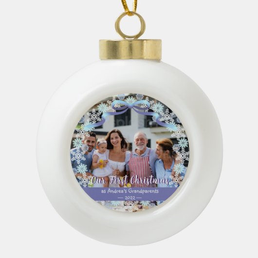 最初のクリスマス新生児祖父母スノーフレークスリボン セラミックボールオーナメント (正面)