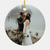 最初のクリスマス、メリー モダンスクリプト|写真 セラミックオーナメント (裏面)