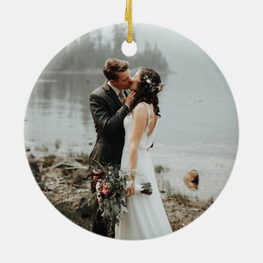 最初のクリスマス、メリー モダンスクリプト|写真 セラミックオーナメント (裏面)