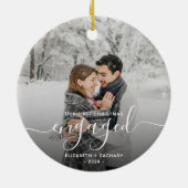 最初のクリスマス 婚約記念 カスタム写真 ホワイトスクリプト セラミックオーナメント (裏面)