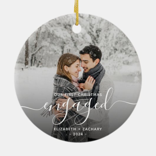 最初のクリスマス 婚約記念 カスタム写真 ホワイトスクリプト セラミックオーナメント (裏面)