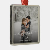 最初のクリスマス 婚約記念 カスタム写真 ホワイトスクリプト メタルオーナメント (右)
