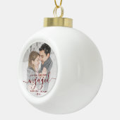最初のクリスマス 婚約記念 フォト バーガンディ スクリプト セラミックボールオーナメント (右)