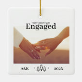 最初のクリスマス　婚約　カスタム写真　2026 セラミックオーナメント (裏面)