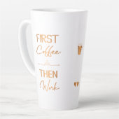 最初のコーヒーの次に作業グラムガーリータイポグラフィ カフェラテマグ (左アングル)