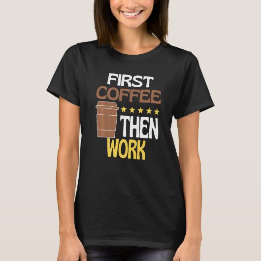 最初のコーヒーは、カフェインの仕事コーヒー飲料 Tシャツ (正面)