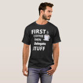 最初のコーヒーを委任し、次にジョブ物 Tシャツ (正面フル)