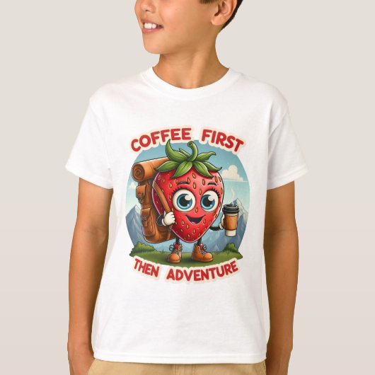 最初のコーヒー、その後の冒険 – おもしろいイチゴのハイキング Tシャツ (正面)