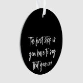 最初のステップは、あなたが言わなければならないことである オーナメント (正面)