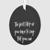 最初のステップは、あなたが言わなければならないことである オーナメント (正面)