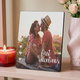 最初のバレンタイン記念日をMr. & Mrs. ミニマル カップル フォトとして フォトプラーク