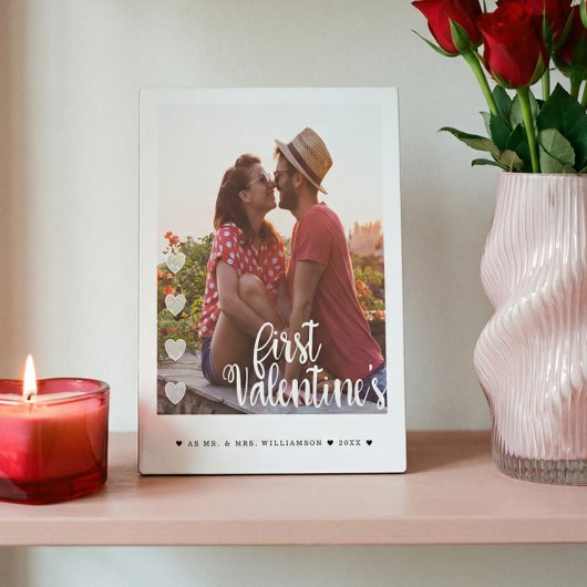 最初のバレンタイン記念日をMr. & Mrs. ミニマル カップル フォトとして フォトプラーク