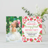 最初のバースデー ストロベリー 1歳の誕生日 カスタム フォト 招待状 (スタンド正面)