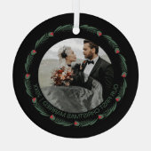最初のパーソナライズされたク結婚したリスマス写真 ガラスオーナメント (裏面)