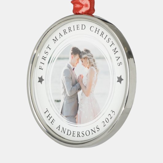 最初のパーソナライズされたク結婚したリスマス写真 メタルオーナメント (左)