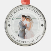 最初のパーソナライズされたク結婚したリスマス写真 メタルオーナメント (正面)