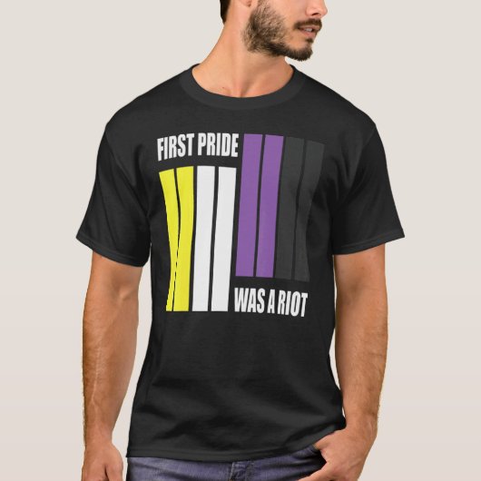 最初のプライドは機動非バイナリフラグGenderqだった Tシャツ (正面)