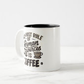 最初の人事はコーヒーだ ツートーンマグカップ (正面左)