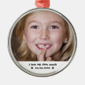 最初の失った歯のマイルストーン写真のキープサケ メタルオーナメント (正面)
