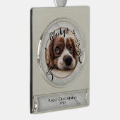 最初の子犬のクリスマスウッドの葉の犬の名前写真 シルバープレートバナーオーナメント (右)