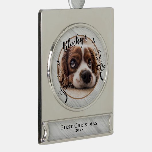 最初の子犬のクリスマスウッドの葉の犬の名前写真 シルバープレートバナーオーナメント (右)