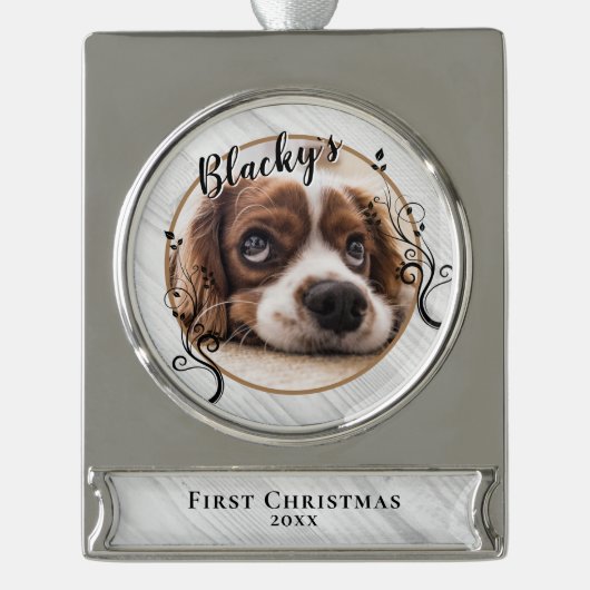 最初の子犬のクリスマスウッドの葉の犬の名前写真 シルバープレートバナーオーナメント (正面)