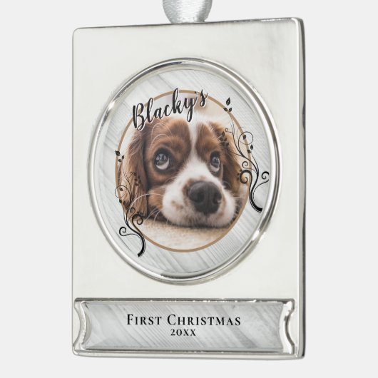 最初の子犬のクリスマスウッドの葉の犬の名前写真 シルバープレートバナーオーナメント (左)