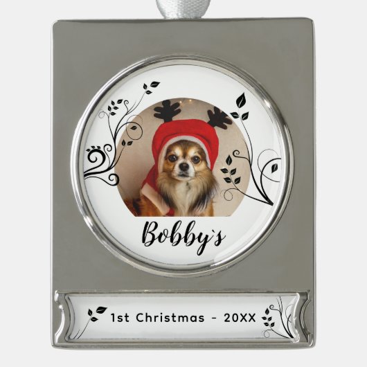 最初の子犬のクリスマス黒い葉の犬の名前写真 シルバープレートバナーオーナメント (正面)