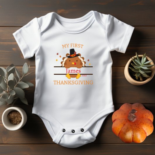 最初の感謝祭の追加の名前の追加の年の白 ベビーボディスーツ