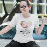 最初の母の日の写真 Tシャツ<br><div class="desc">母の日パーソナライズされたの写真tシャツは、母と子のハート写真、ことわざ「最初の母の日が一緒に」と名前、年を特色にしている。写真のヒント：アップロード前に写真を正方形に切り取り、被写体が結果の中心に最高のあることを確認。</div>
