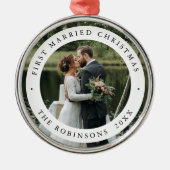 最初の結婚したクリスマスとカスタム写真 メタルオーナメント (正面)