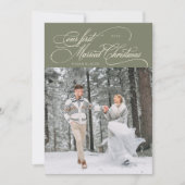 最初の結婚したクリスマスの新婚の写真セージグリーン シーズンカード (正面)