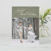 最初の結婚したクリスマスの新婚の写真セージグリーン シーズンカード (スタンド正面)