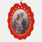 最初の結婚したクリスマスエレガントレッドあなたの写真を追加 オーナメントカード (左)