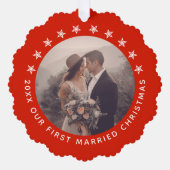 最初の結婚したクリスマスエレガントレッドあなたの写真を追加 オーナメントカード (正面)
