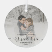 最初の結婚したクリスマスカスタムフォトグレーのスクリプト ガラスオーナメント (裏面)