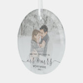 最初の結婚したクリスマスカスタムフォトグレーのスクリプト ガラスオーナメント (正面左)