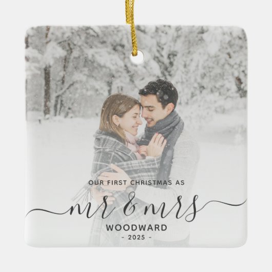 最初の結婚したクリスマスカスタムフォトグレーのスクリプト セラミックオーナメント (正面)