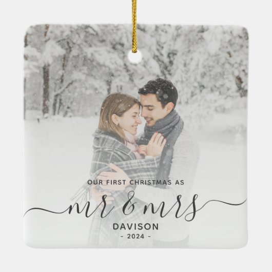 最初の結婚したクリスマスカスタムフォトグレーのスクリプト セラミックオーナメント (裏面)