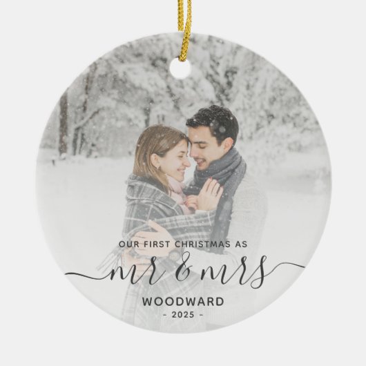最初の結婚したクリスマスカスタムフォトグレーのスクリプト セラミックオーナメント (正面)