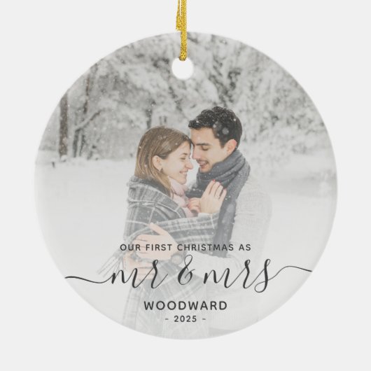 最初の結婚したクリスマスカスタムフォトグレーのスクリプト セラミックオーナメント (裏面)