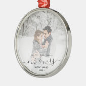 最初の結婚したクリスマスカスタムフォトグレーのスクリプト メタルオーナメント (左)