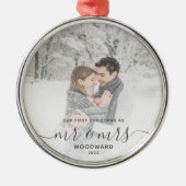 最初の結婚したクリスマスカスタムフォトグレーのスクリプト メタルオーナメント (正面)