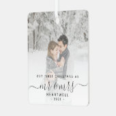 最初の結婚したクリスマスカスタムフォトグレーのスクリプト メタルオーナメント (正面左)