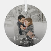 最初の結婚したクリスマスカスタムフォトホワイトスクリプト ガラスオーナメント (裏面)