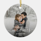 最初の結婚したクリスマスカスタムフォトホワイトスクリプト セラミックオーナメント (正面)