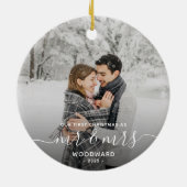 最初の結婚したクリスマスカスタムフォトホワイトスクリプト セラミックオーナメント (裏面)