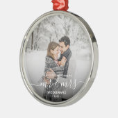 最初の結婚したクリスマスカスタムフォトホワイトスクリプト メタルオーナメント (左)