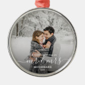 最初の結婚したクリスマスカスタムフォトホワイトスクリプト メタルオーナメント (正面)